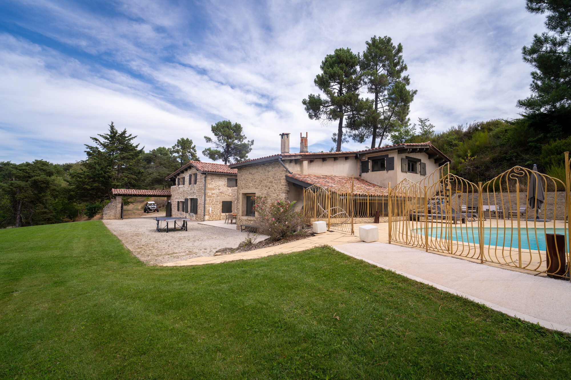Façade et piscine — vue générale