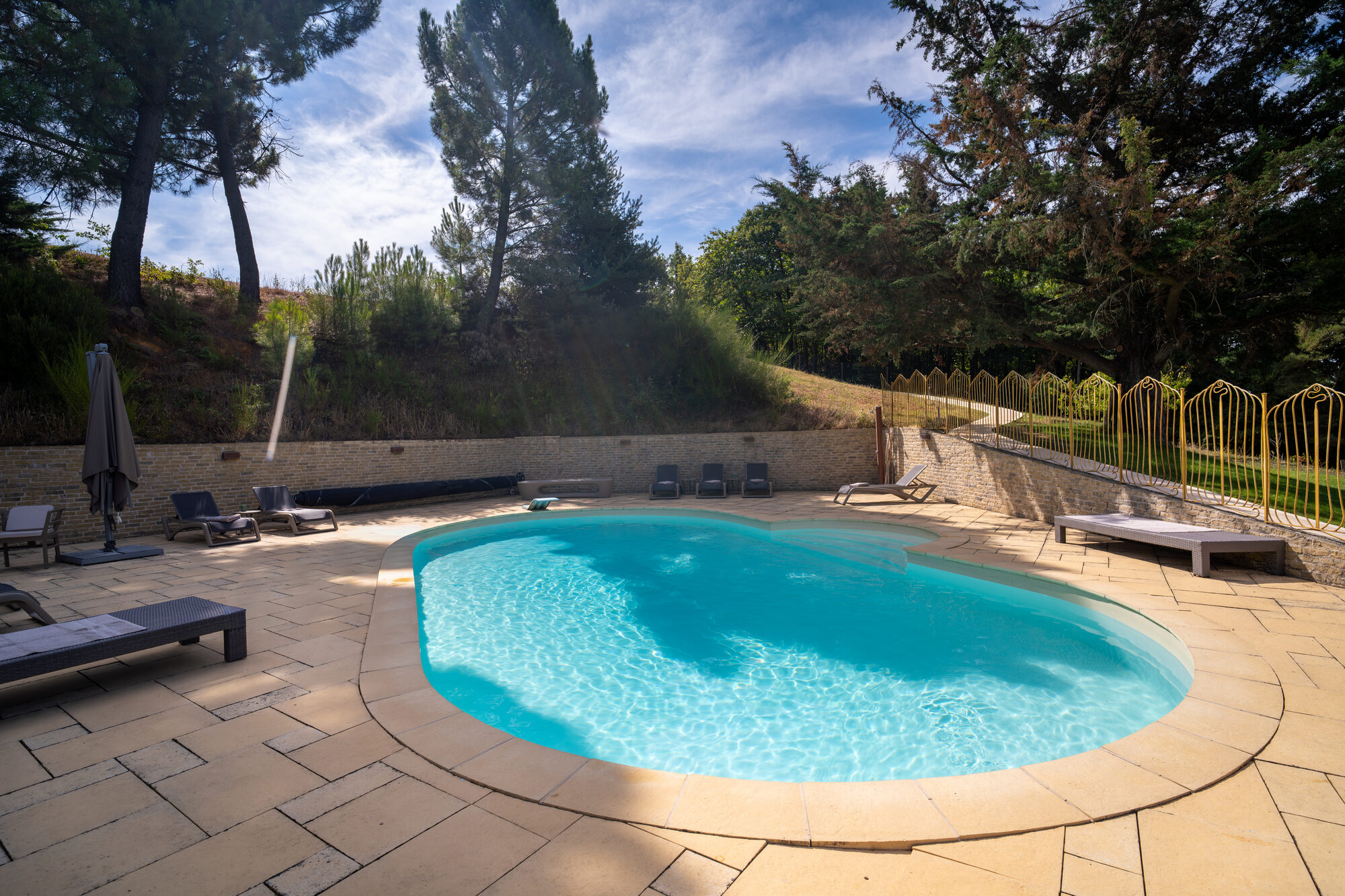 Piscine — transats et collines