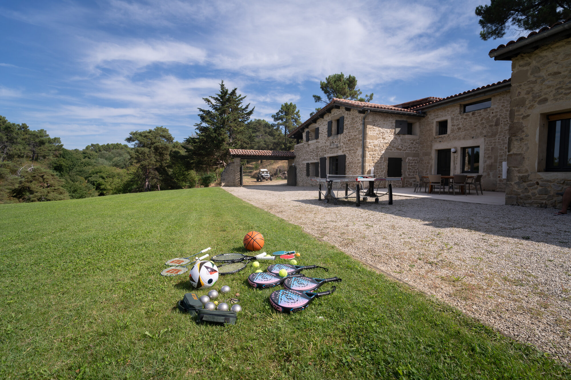 Domaine — équipements sportifs sur la pelouse