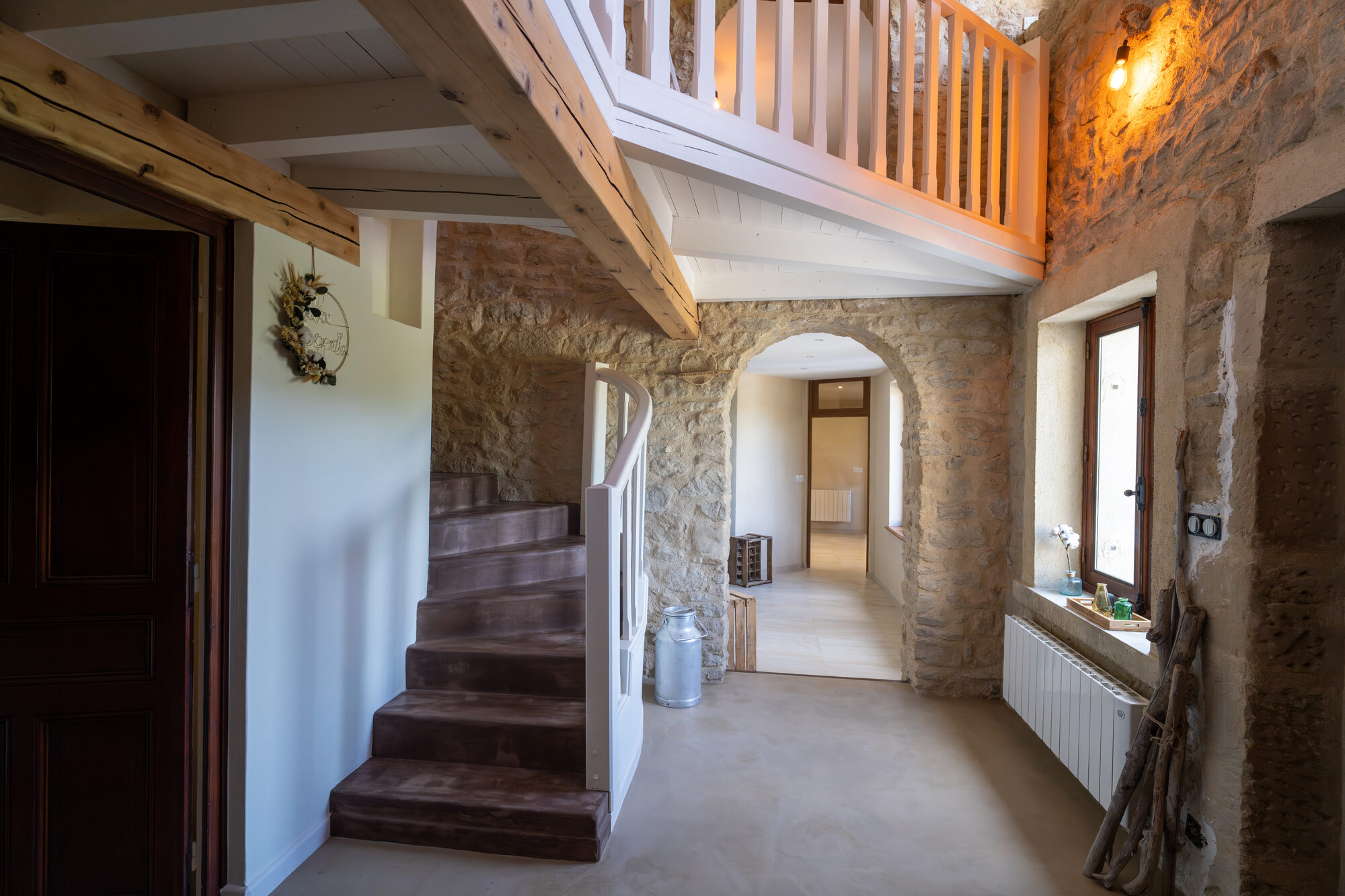 Couloir et escalier — pierres apparentes