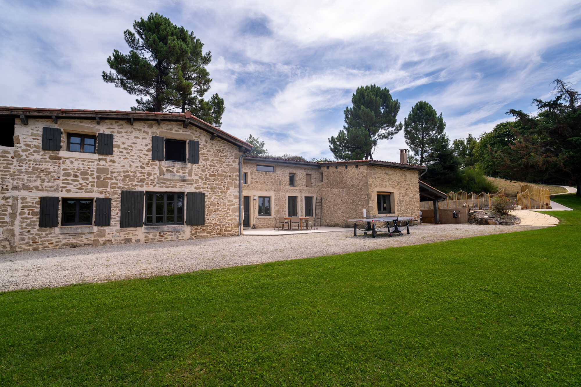 Façade en pierre — vue pelouse